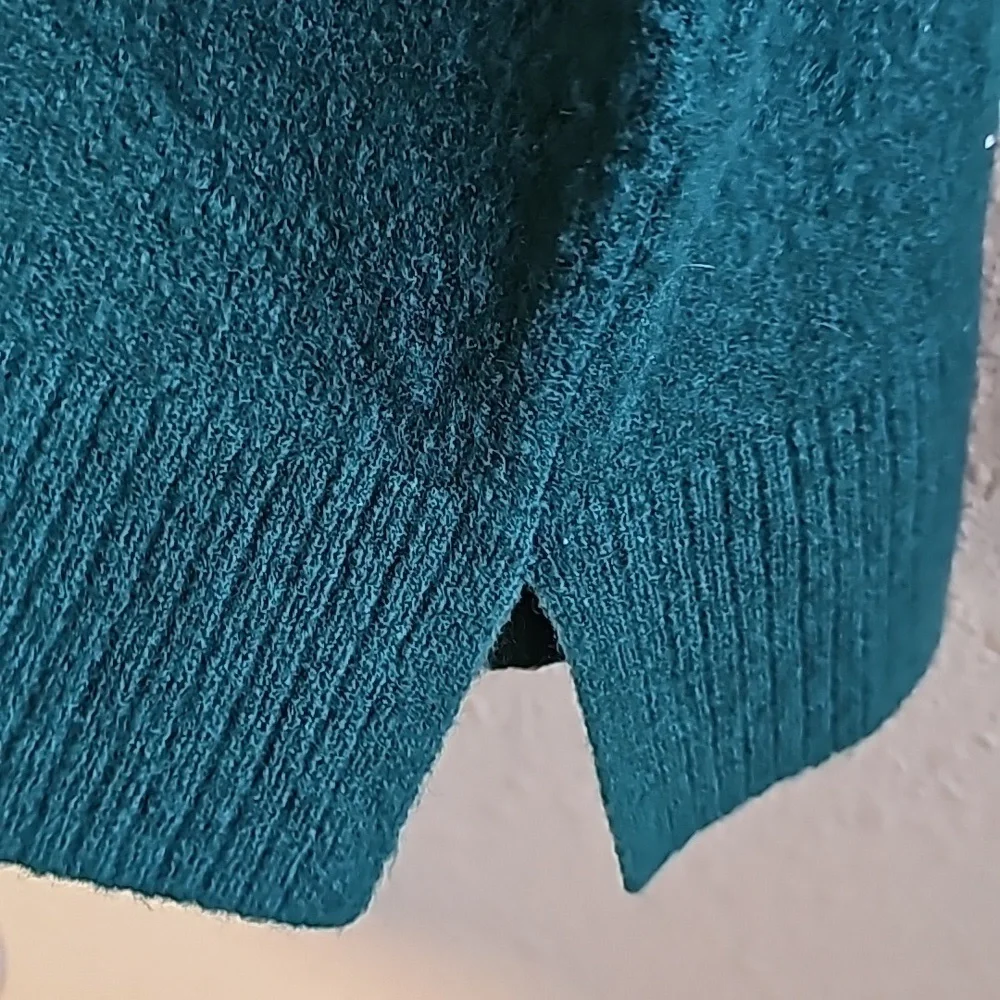 J. CREW EMERALD GREEN CREW NECK SWEATER